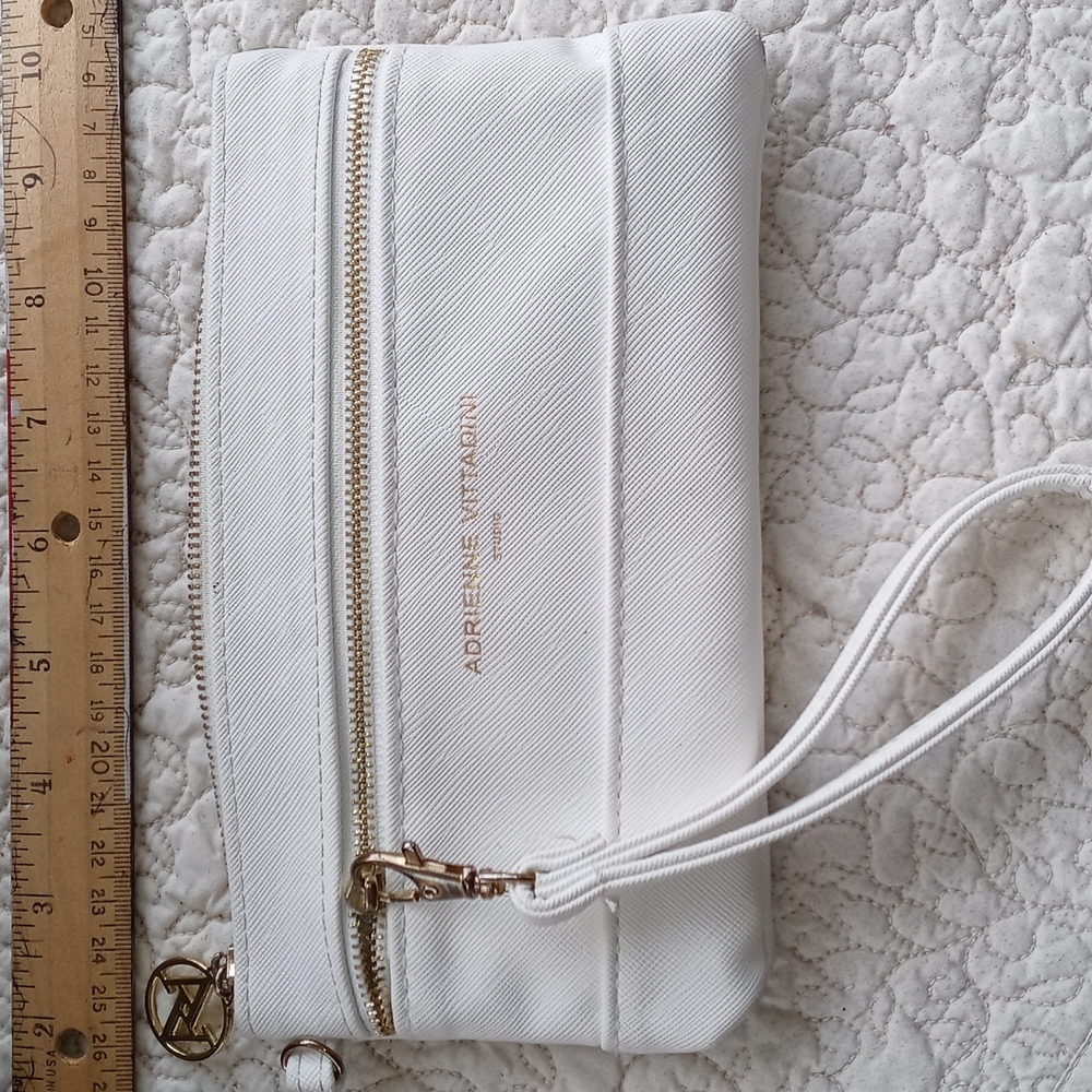 ADRIENNE VITTADINI WRISTLET/CLUTCH - Picture 1 of 7
